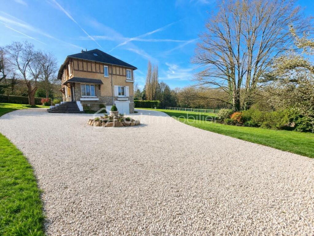 PROPRIETE DE CARACTETRE AVEC DEPENDANCE SUR ENVIRON 3750 M² DE TERRAIN DANS UN ENVIRONNEMENT CALME – 10 pièces – 7 chambres – 222 m²