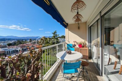 Nice Ouest – Corniche Fleurie : 3P en dernier étage avec vue dégagée mer et collines – 3 pièces – 2 chambres – 72 m²
