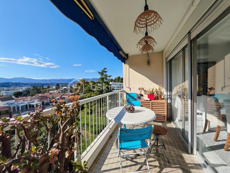 Nice Ouest – Corniche Fleurie : 3P en dernier étage avec vue dégagée mer et collines – 3 pièces – 2 chambres – 72 m²