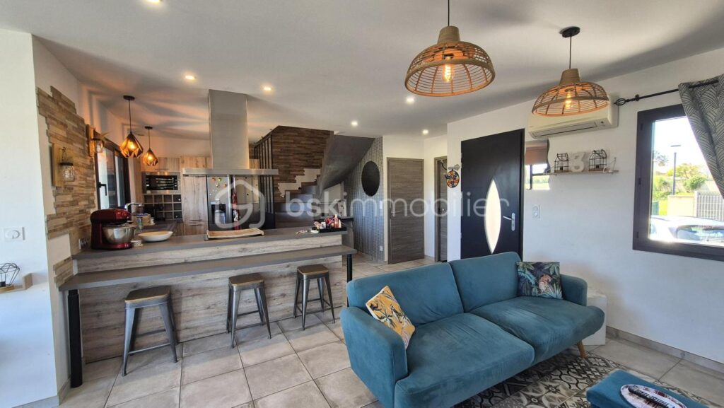 A VENDRE VILLA TROIS FACES DE 96M² SUR TERRAIN DE 394M A SAINT CYPRIEN – COTE VILLAGE – EN IMPASSE – TROIS CHAMBRES – DEUX PIECES D EAU – DEUX TOILETTES – BUANDERIE – PISCINE – TERRASSE – PROCHE DES ECOLES DES COMMERCES ET DES PLAGES – 5 pièces – 3 chambres – 96 m²