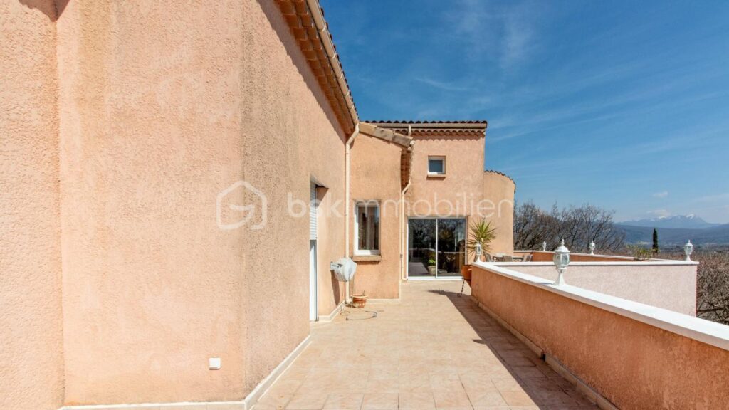 Vue panoramique 180° – Position dominante – À 15 min de Montélimar – 6 pièces – 4 chambres – 194 m²