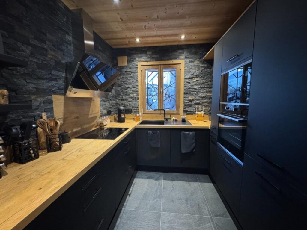 à vendre CHALET DE PRESTIGE — Auron, Station des Alpes-Maritimes 176 m² — 4 chambres — Vue imprenable sur le domaine skiable – 6 pièces – 4 chambres – 176 m²