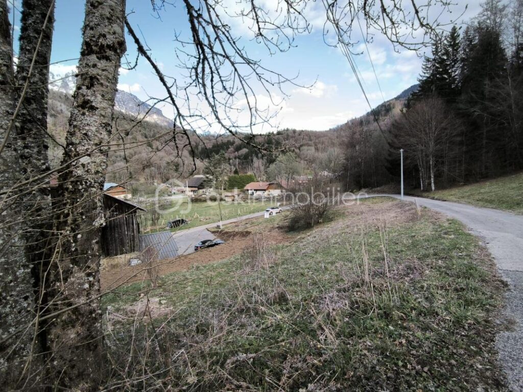 Terrain constructible libre de construction à moins de 45 minutes de Genève – vue sur la point de Marcelly – NR pièces – NR chambres – 626 m²