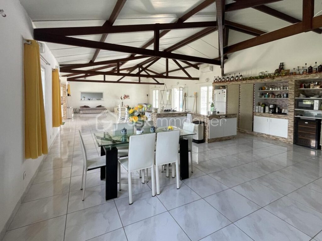 97310 – KOUROU – PROPRIÉTÉ D’EXCEPTION SUR 2,6 HECTARES – MAISON 5 PIÈCES – PISCINE – SUITE PARENTALE – 3 CHAMBRES DE 21 m² AVEC SALLE D’EAU & WC – TERRAIN VIABILISÉ – ZONE AGRICOLE – IDÉAL PROJET AUTONOME, VIVRIER OU ÉCOLOGIQUE – 5 pièces – 4 chambres – 250 m²