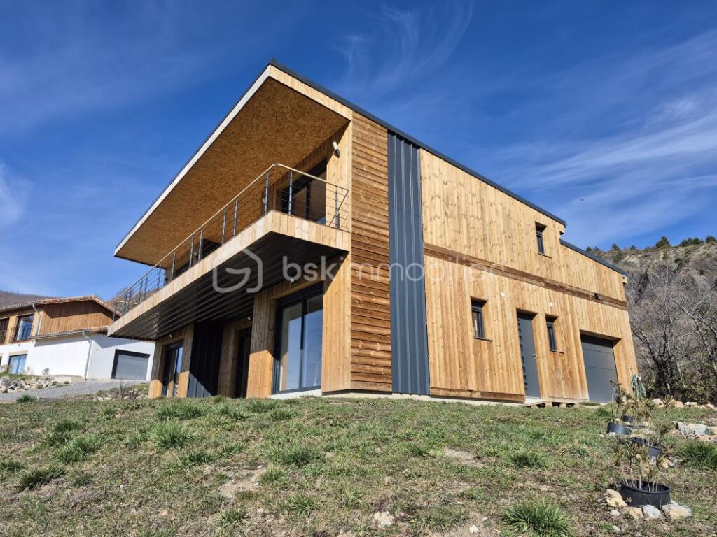 Ensemble Immobiler d&rsquo;exception composé de deux maisons neuves contemporaines + un terrain constructible en Haute Provence : Ideal investisseur – 12 pièces – 8 chambres – 300 m²