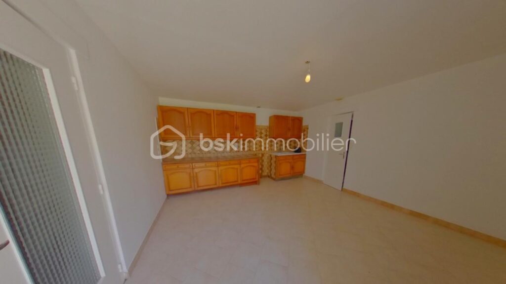 Longère de 92 m² sur 4065 m² de terrain – 6 pièces – 3 chambres – 92 m²