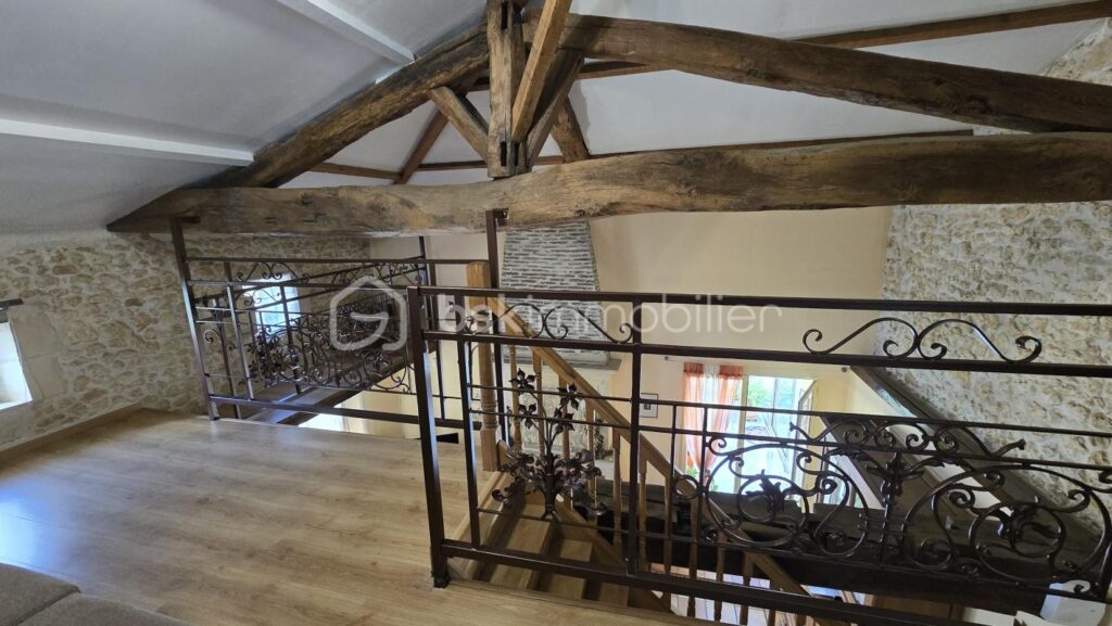 Maison en pierre avec 100m2 de dépendances – 7 pièces – 3 chambres – 172 m²