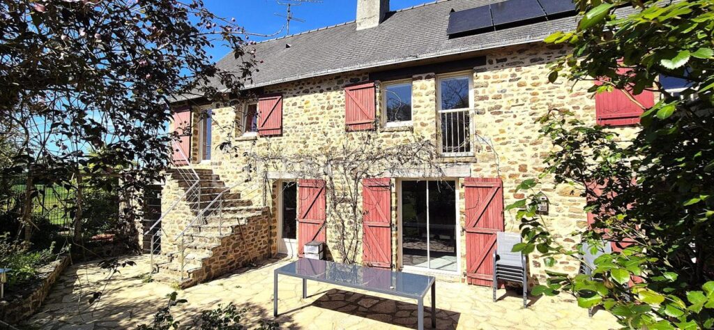 Maison de caractère en pierre rénovée – 7 pièces – 4 chambres – 165 m²