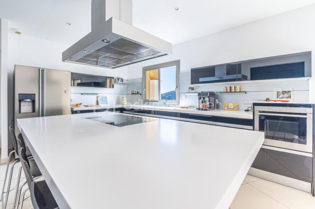 Belle propriété de 230 m² avec vue mer panoramique sur les îles d&rsquo;or – Piscine et ascenseur – 6 pièces – 4 chambres – 230 m²