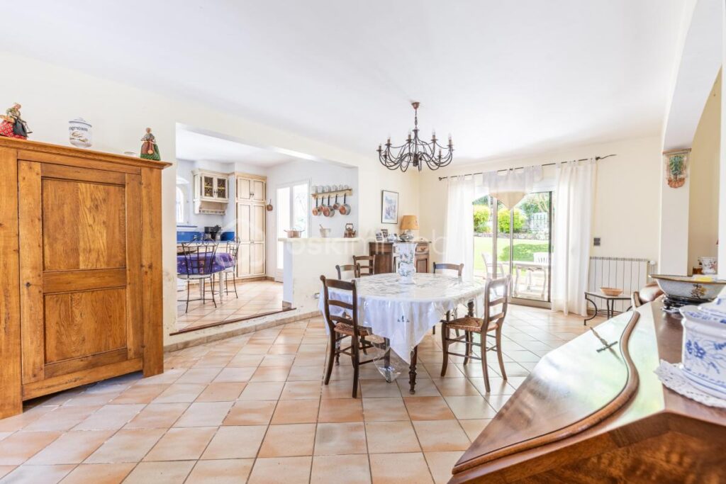 DPT VAR 83 : VERITABLE HAVRE DE PAIX – 6 pièces – 4 chambres – 160 m²