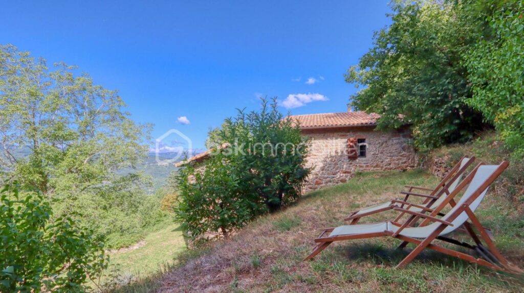 Ferme ardéchoise en pierres avec vue panoramique et châtaigneraie centenaire – 6 pièces – 4 chambres – 171 m²