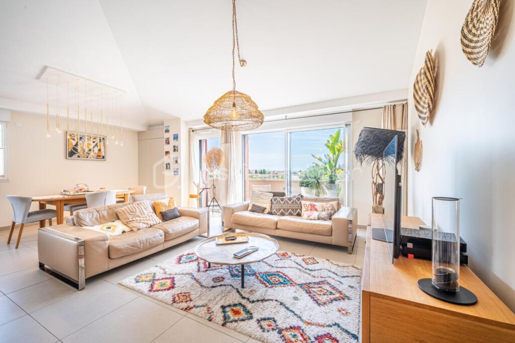 DPT VAR (83) – APPARTEMENT MODERNE ET SPACIEUX – VUE MER ET COLLINE – 4 pièces – 3 chambres – 106 m²