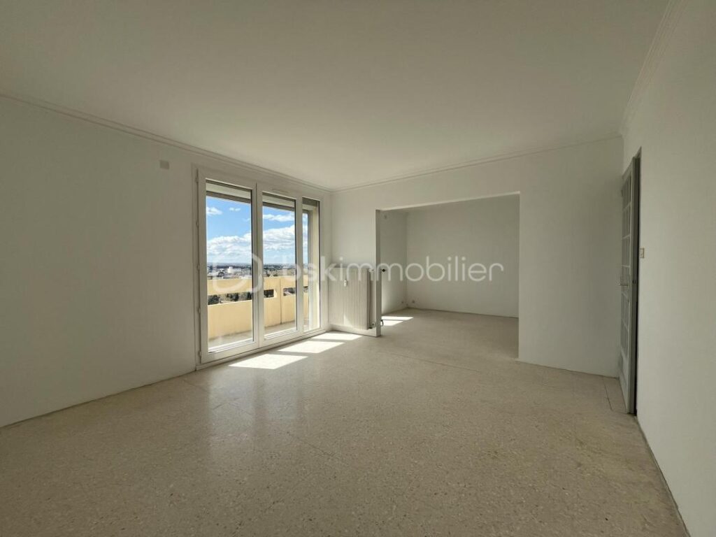 Appartement lumineux – Dernier étage – Fort potentiel – 2 pièces – 1 chambre – 65 m²