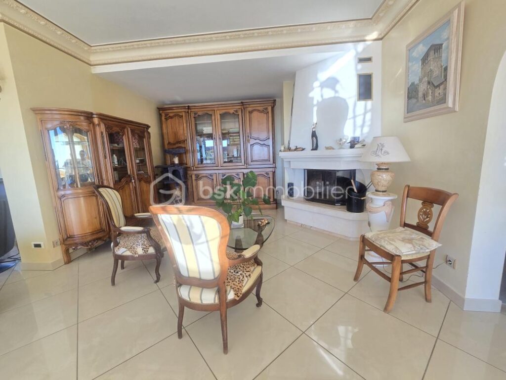 Villa de standing avec piscine à débordement et appartement indépendant – Bouzigues – 5 pièces – 4 chambres – 250 m²