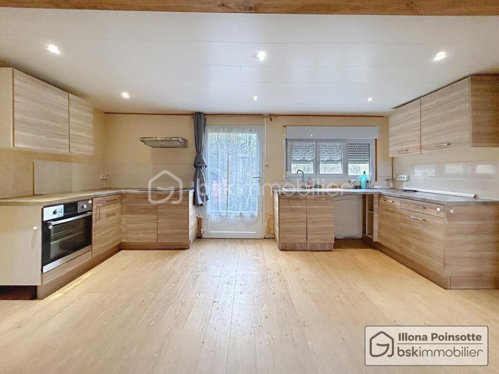 Maison avec dépendances et 1 hectare de terrain – 5 pièces – 4 chambres – 100 m²