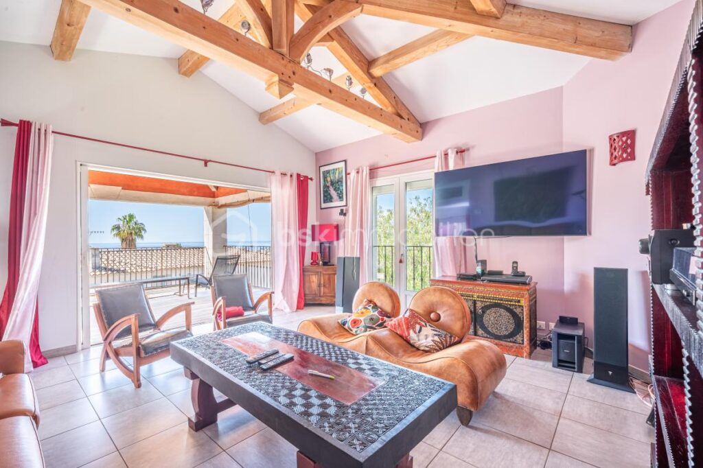 DPT VAR (83) – MAISON SPACIEUSE AVEC PISCINE et STUDIO – VUE MER – 8 pièces – 6 chambres – 172 m²