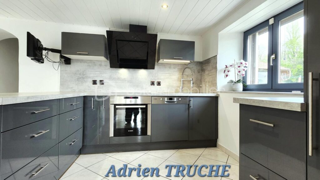 Corps de ferme rénové évolutif – Environnement verdoyant et calme – Belle performance thermique – 5 pièces – 3 chambres – 138 m²