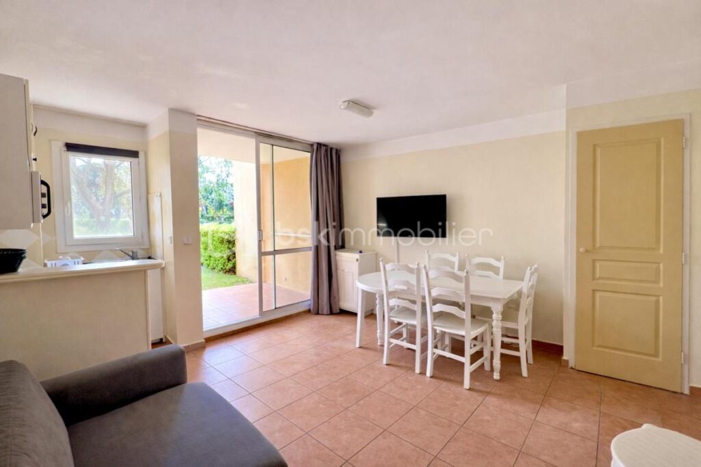 Mandelieu-la-Napoule – Studio 24,50 m² avec coin nuit – Résidence avec piscine – Proche plages – 1 pièce – NR chambres – 24 m²