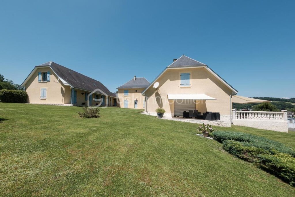 ENSEMBLE IMMOBILIER – 2 MAISONS FAMILIALES + 2 DÉPENDANCES AMÉNAGÉES – VUE PYRÉNÉES – TERRAIN 4500M² – 10 MN LOURDES – 16 pièces – 12 chambres – 410 m²