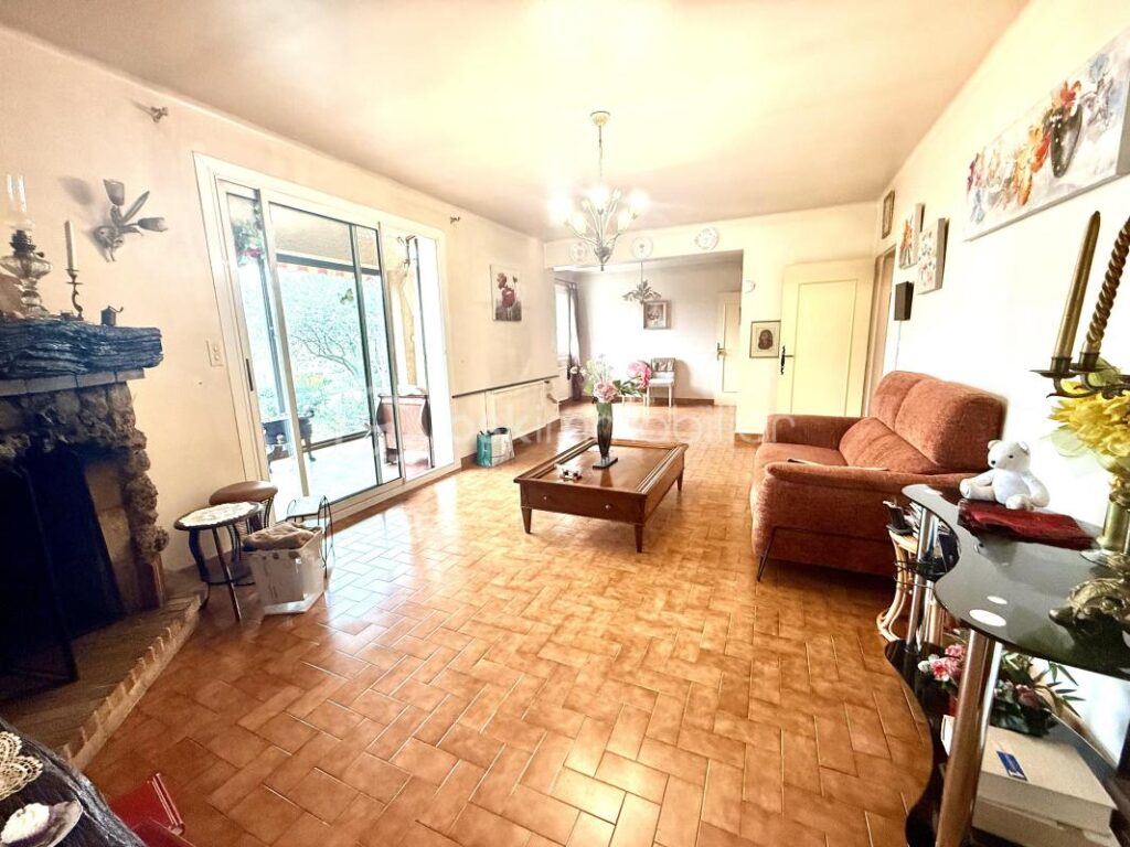 🏡À VENDRE VILLA DE 130 M2 + GRANDE VÉRANDA AVEC VUE PANORAMIQUE – GARAGE ET ABRIS DE JARDIN – FORT POTENTIEL SUR 1060 M2 DE TERRAIN – VALENSOLE – PRIX 305 000 € 🌿✨ – 5 pièces – 3 chambres – 130 m²