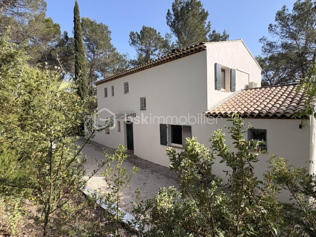 MAISON FAMILIALE 190 M2 – TARADEAU – 8 pièces – 5 chambres – 190 m²