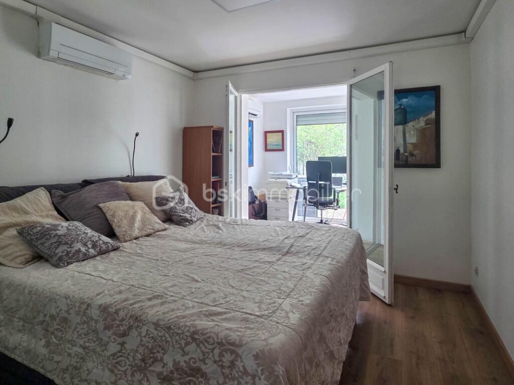 Boissy-Saint-Léger Appartement 5 pièces – rez-de-chaussée avec jardin sans vis-à-vis lumineux – trois places de parking sous-sol sans charges de copropriété plein sud – – 5 pièces – 3 chambres – 108 m²