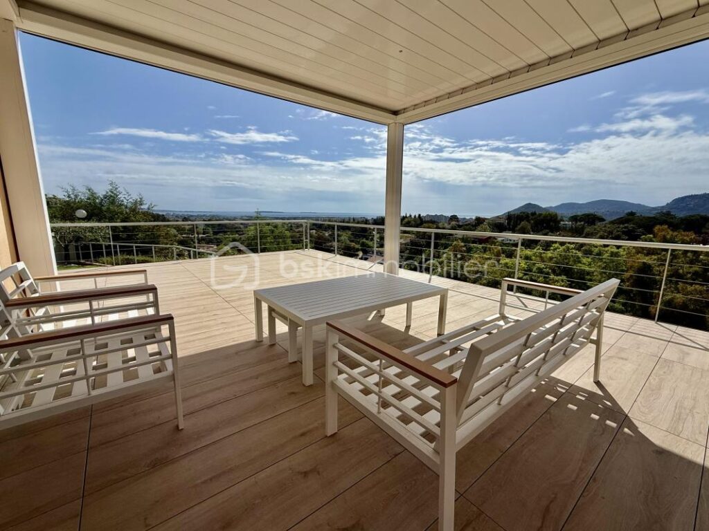 Coup de coeur à Mandelieu, maison vue mer et terrasse panoramique de 125m2 – 4 pièces – 3 chambres – 97 m²