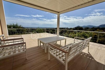 Coup de coeur à Mandelieu, maison vue mer et terrasse panoramique de 125m2 – 4 pièces – 3 chambres – 97 m²