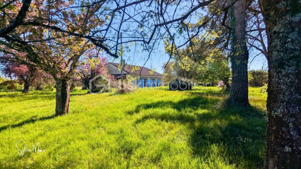 Ancienne grange en pierre sur 2,7 hectares avec vue dégagée au calme – 4 pièces – 3 chambres – 140 m²