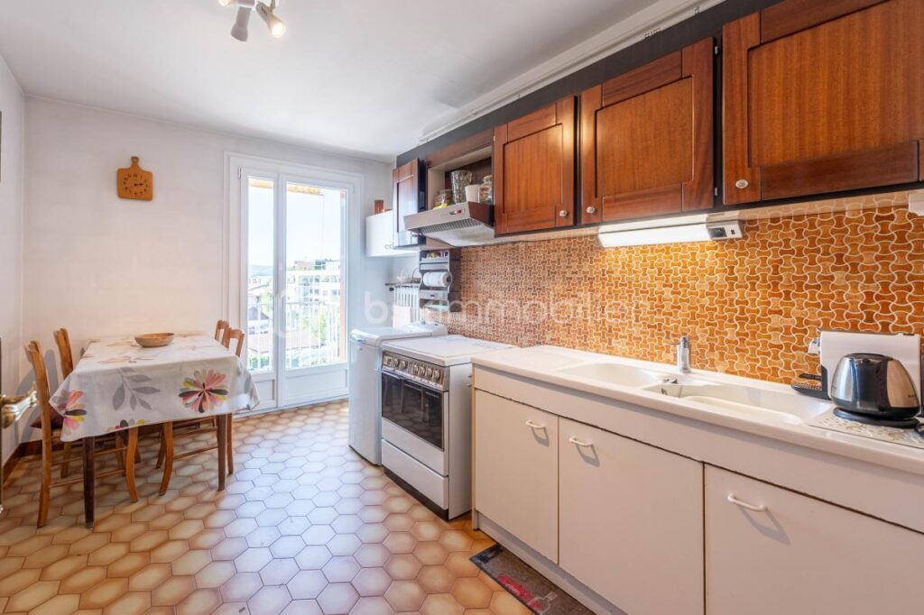 Joli 4 pièces en étage élevé avec vue panoramique / Cave + Parking commun / Garage en sus – 4 pièces – 2 chambres – 82 m²