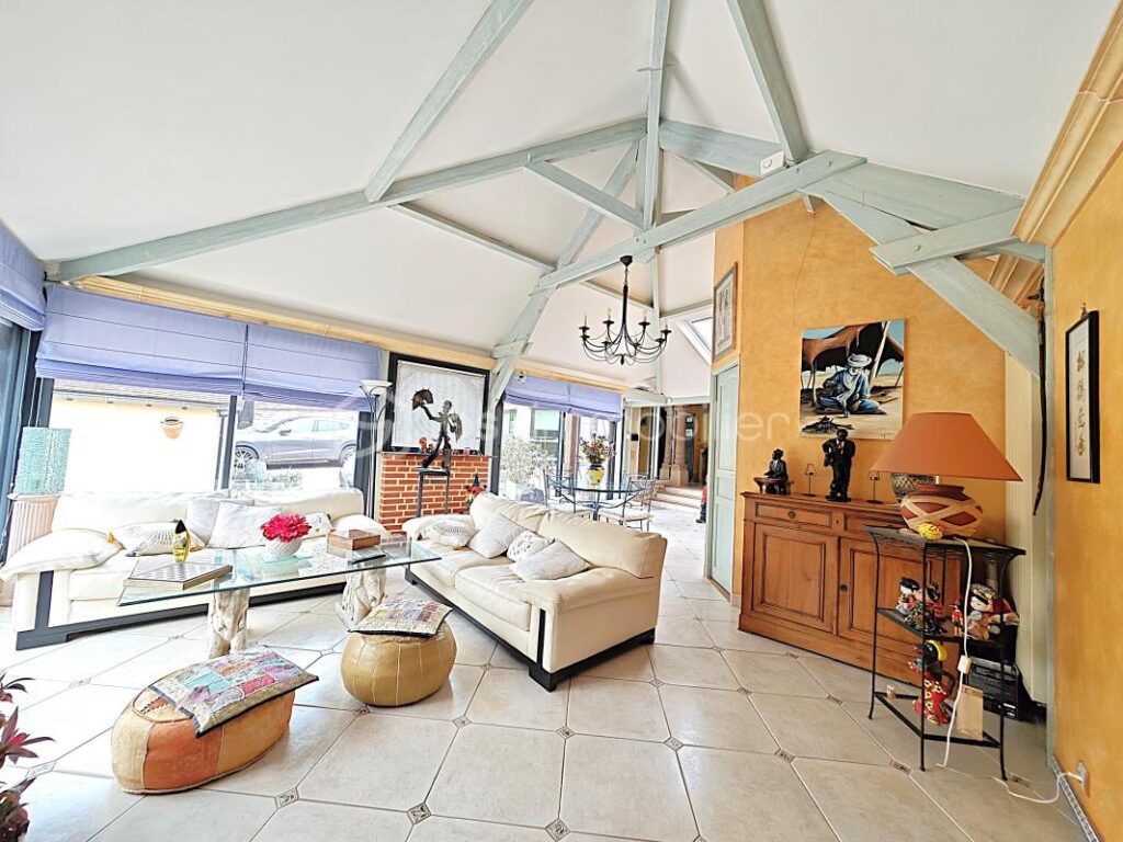 À 10 minutes de RAMBOUILLET, propriété de 220m²habitable sur terrain de 940m² avec une magnifique piscine de 5 M par 10 M – 4 pièces – 3 chambres – 171 m²