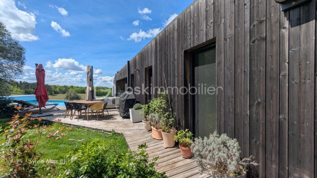 Propriété contemporaine avec vue panoramique – piscine – 7 pièces – 6 chambres – 204 m²