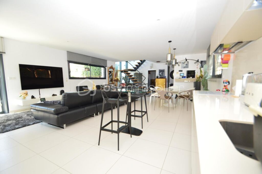 Belle villa avec jardin, garage et piscine – 5 pièces – 3 chambres – 180 m²