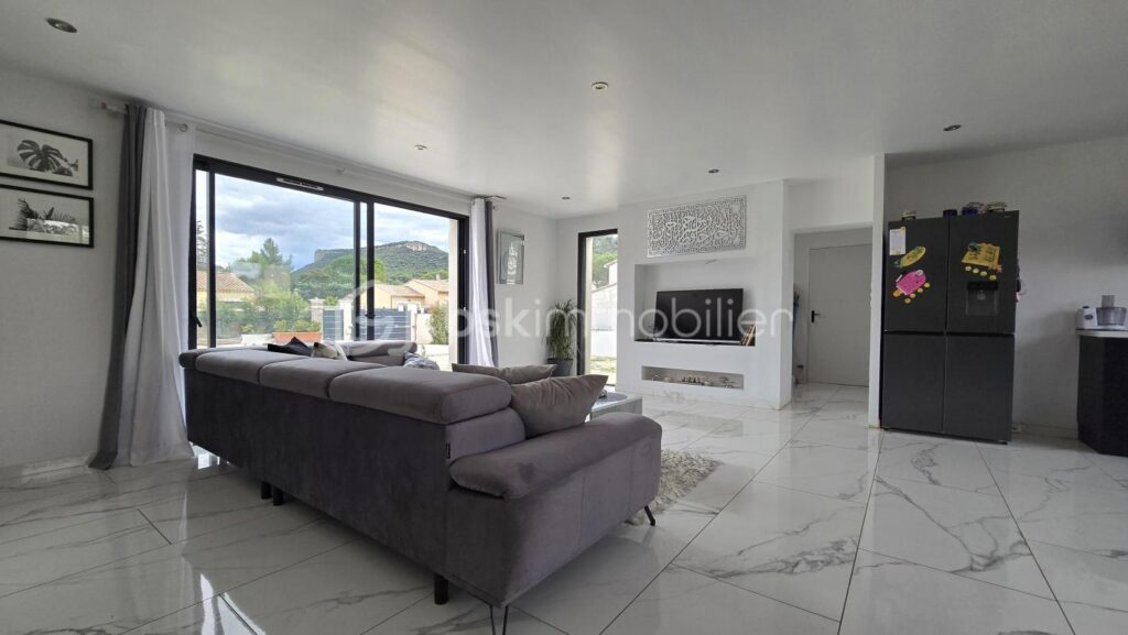 Villa contemporaine avec suite parentale en RDC, piscine, garage et grand jardin – 6 pièces – 4 chambres – 188 m²