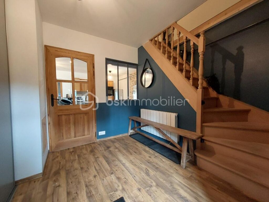 Ancienne grange rénovée avec vue dégagée – Fort potentiel en gîte – Freydefont (Saint-Nectaire) – 6 pièces – 4 chambres – 128 m²