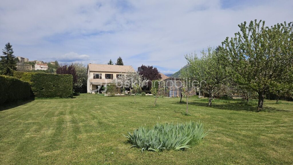 Maison 5 chambres 215 m² piscine et terrain – 6 pièces – 5 chambres – 215 m²