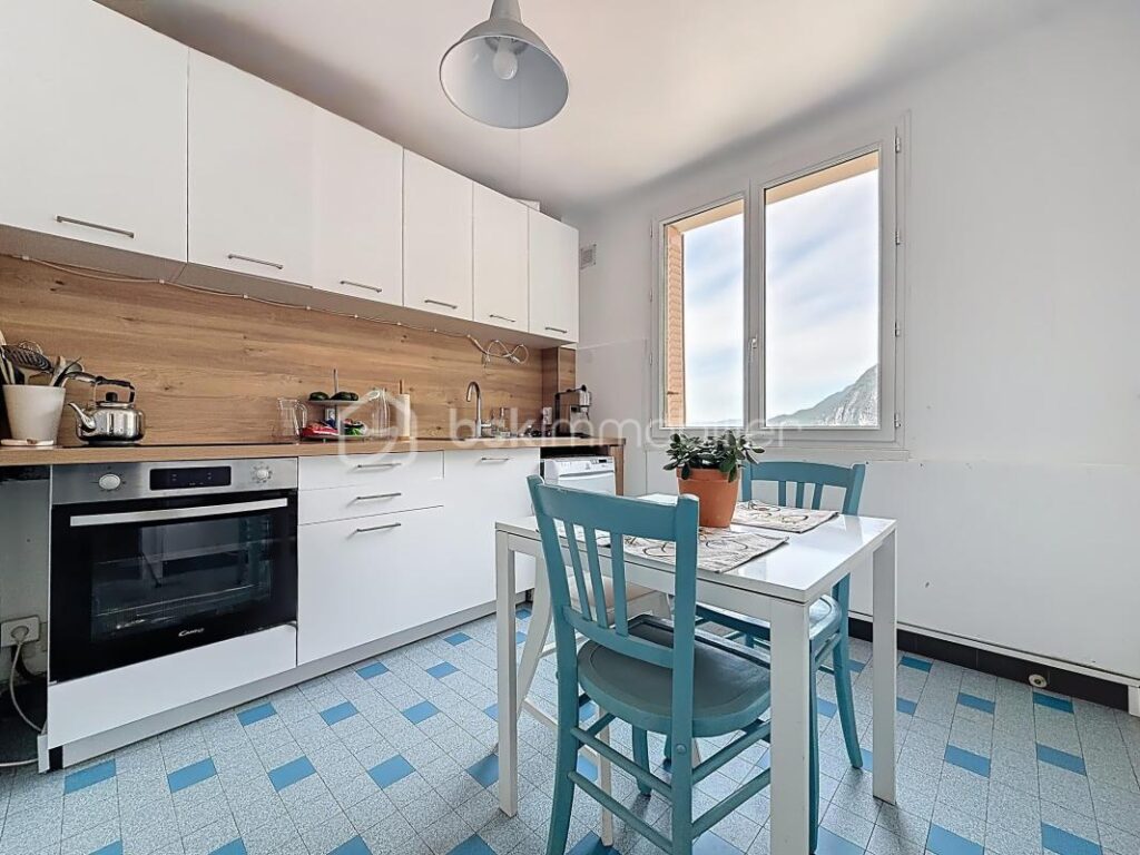 Appartement T4 de 68m2 au DERNIER ÉTAGE avec balcon et cave – 4 pièces – 2 chambres – 68 m²
