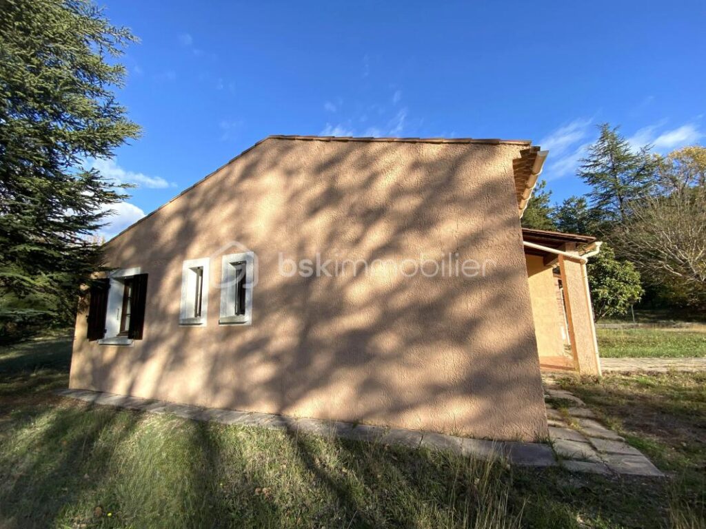 Maison traditionnelle de plain-pied de 133 m² – 6 pièces – 4 chambres + Grand Garage + Patio, sur un terrain de 4 000 m² – 6 pièces – 4 chambres – 133 m²