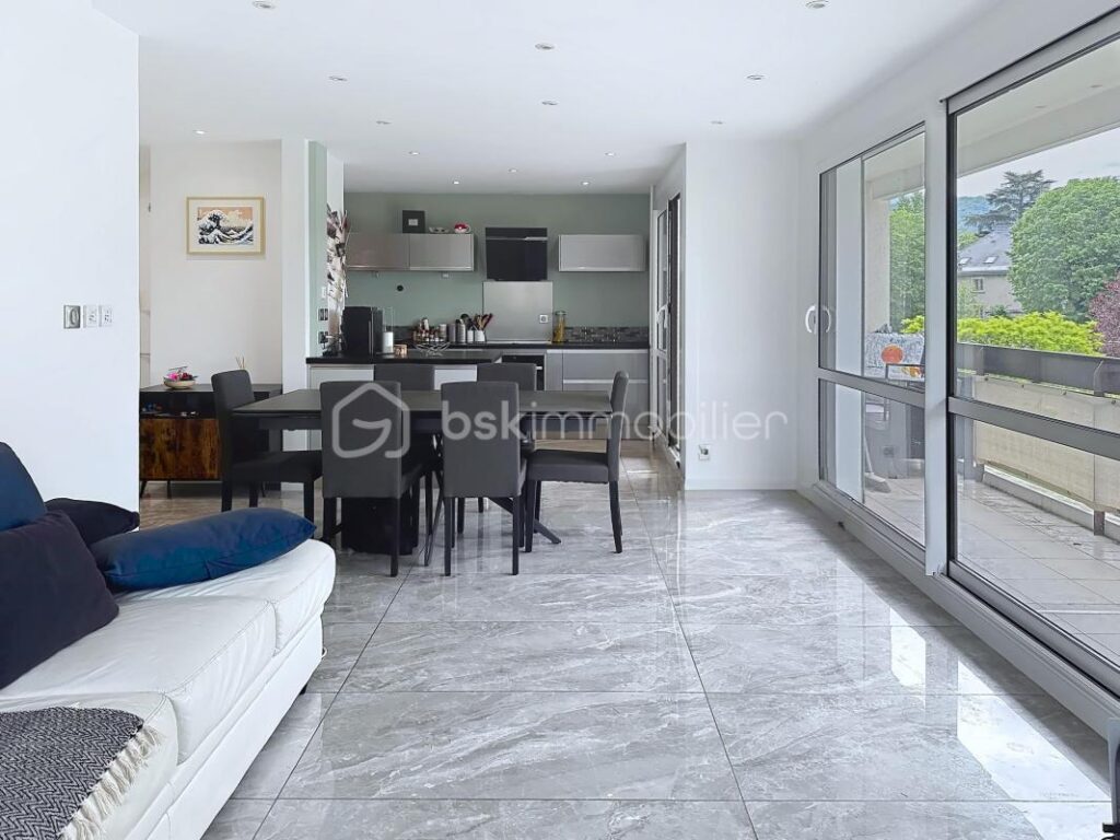 Appartement de 83 m2 avec terrasse – 4 pièces – 3 chambres – 82 m²