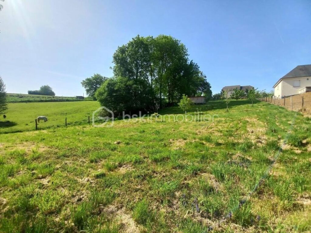 Terrain Constructible au calme – NR pièces – NR chambres – 1805 m²