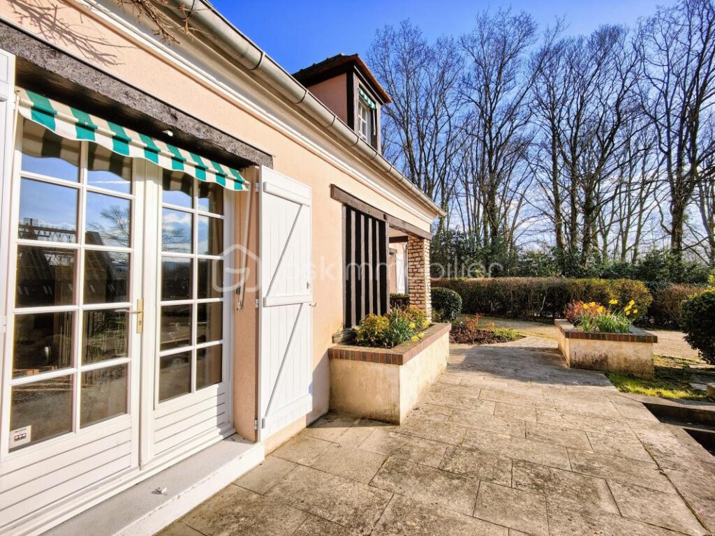 Au calme, grande maison familiale 6 ch av jardin clos arboré, terrasse et piscine couverte – 15 pièces – 6 chambres – 390 m²