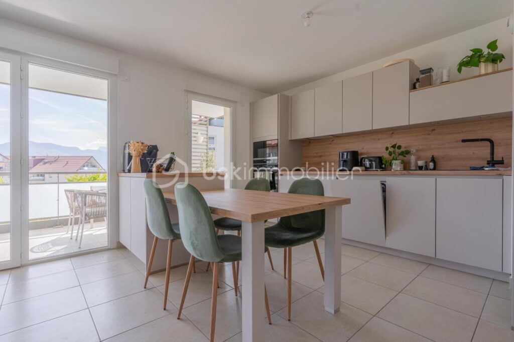 Superbe T3 récent (62m²) avec terrasse, vue montagnes, place de parking privative en sous-sol – Poisy (Brassilly) – 3 pièces – 2 chambres – 62 m²