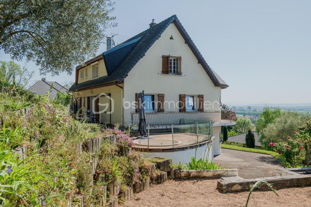 MAISON FAMILIALE AVEC VUE DÉGAGÉE, AU CALME DANS UN CADRE EXCEPTIONNEL PROCHE COMMODITÉS – 8 pièces – 5 chambres – 241 m²