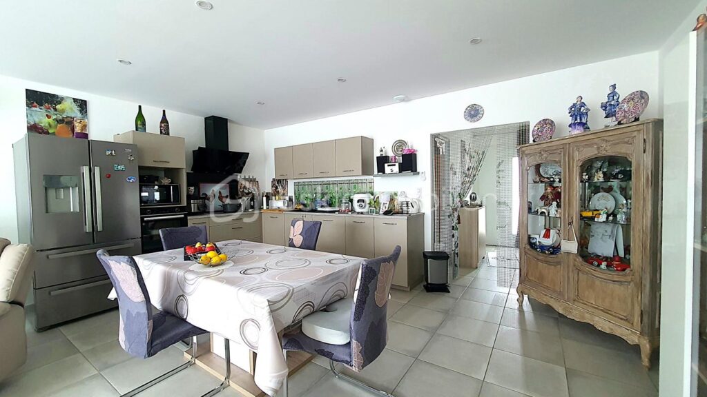 MAISON DEUX FACES – PLAIN PIED – DEUX CHAMBRES – GARAGE – TERRAIN – 3 pièces – 2 chambres – 71 m²