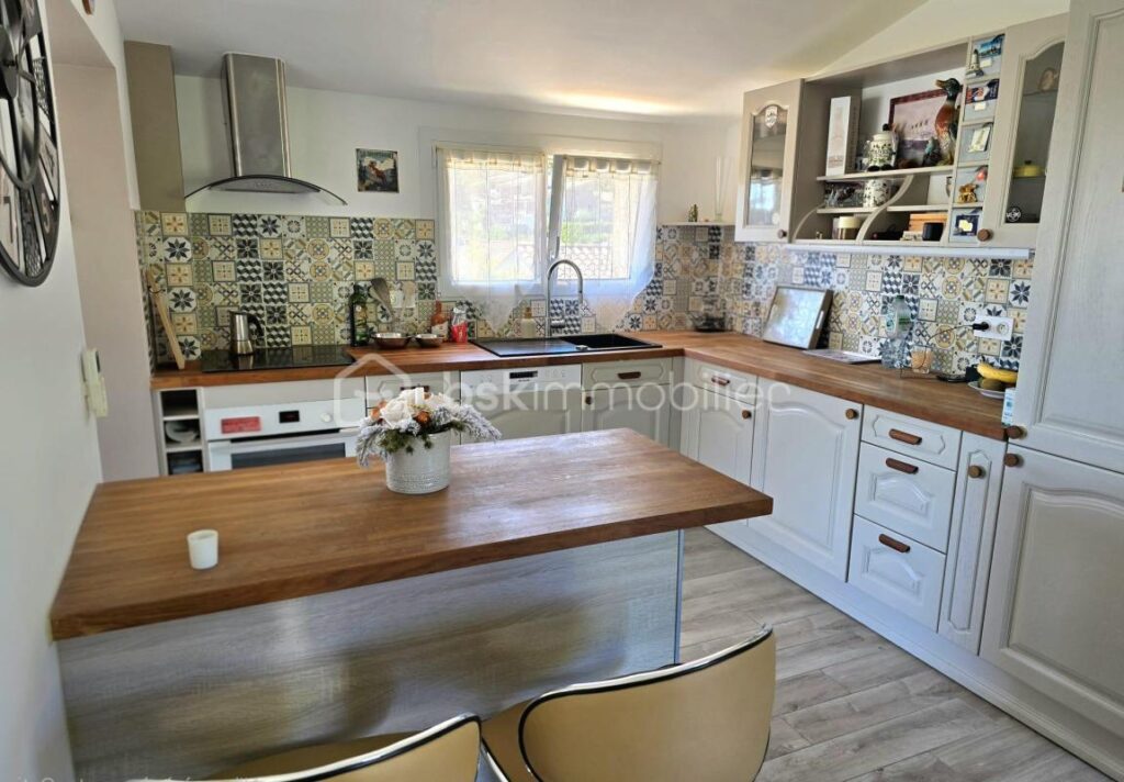 A Villeneuve-Loubet – Appartement 3 pièces atypique avec jardin de 200 m² et aperçu mer – 3 pièces – 2 chambres – 63 m²