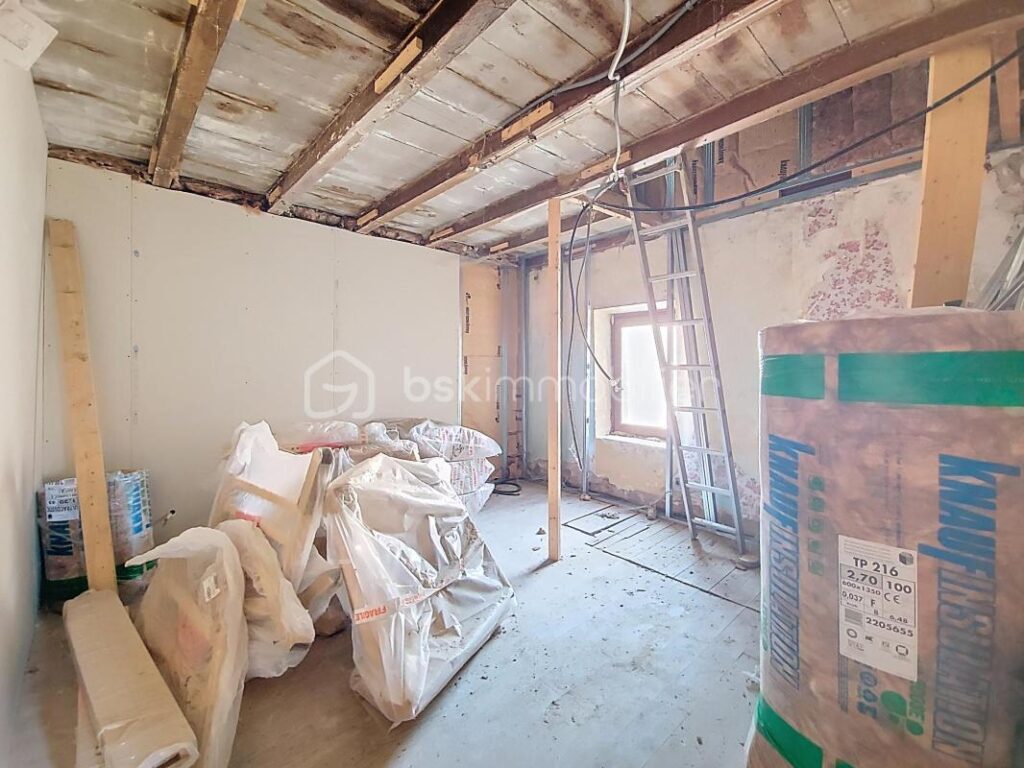 Maison à rénover avec fort potentiel – Le Perréon – Dépendances + terrain – 4 pièces – 3 chambres – 132 m²
