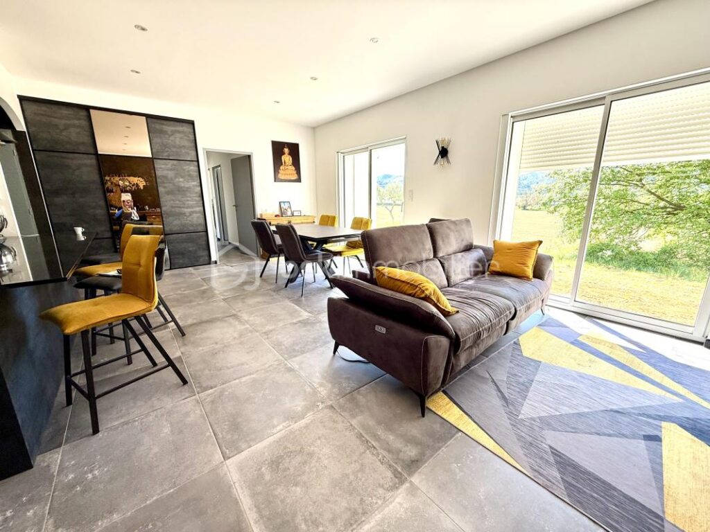 À VENDRE VILLA MODERNE 89M2 – 3 CHAMBRES + GARAGE – SUR 750 M2 DE TERRAIN À GRÉOUX LES BAINS – 4 pièces – 3 chambres – 88 m²
