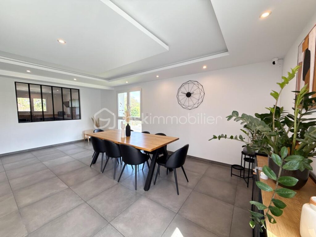 Maison contemporaine 2015 – 140m2 – 5,12 ares de terrain – 5 pièces – 4 chambres – 140 m²