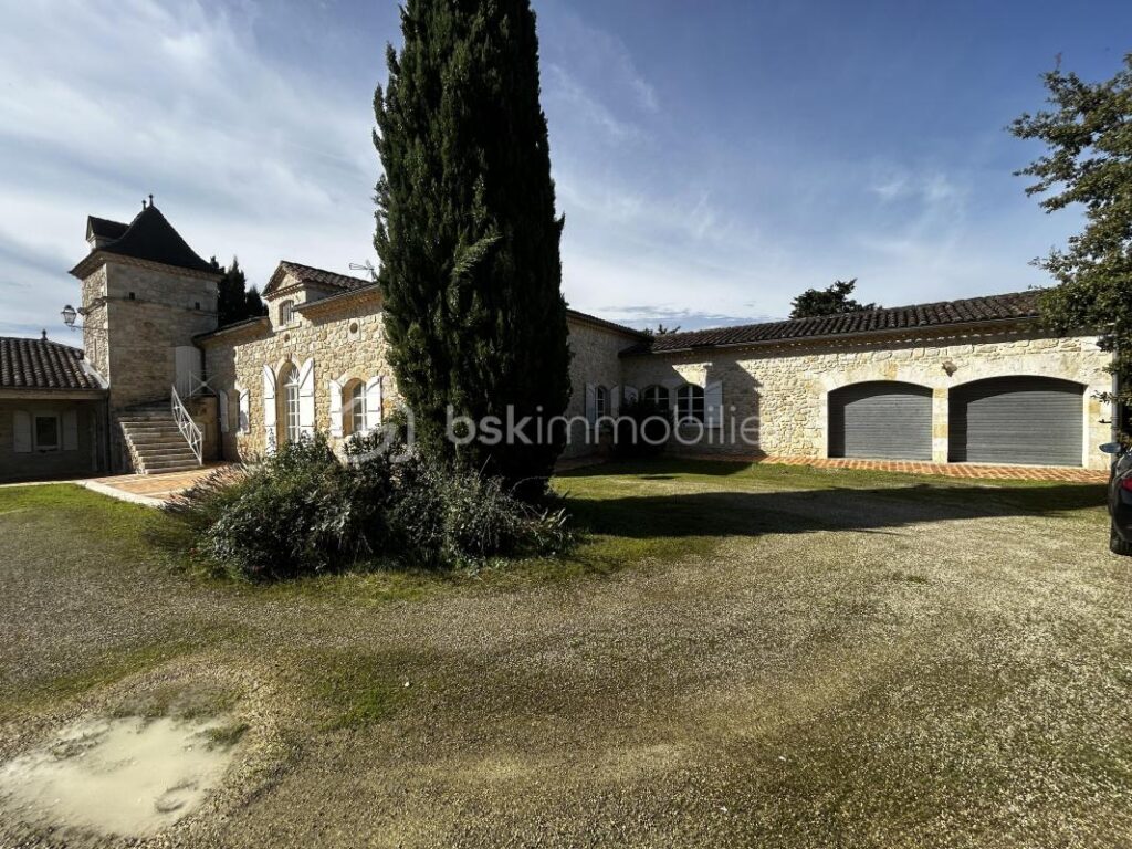 SUPERBE PROPRIETE EN PIERRES – PISCINE – TERRAIN – DEPENDANCE- CACHET – 7 pièces – 4 chambres – 332 m²