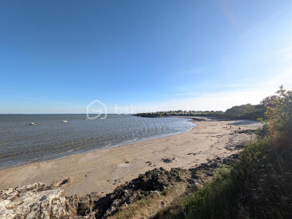 AMBON / TERRAIN CONSTRUCTIBLE / VUE MER / 200 M DE LA PLAGE – NR pièces – NR chambres – 4740 m²